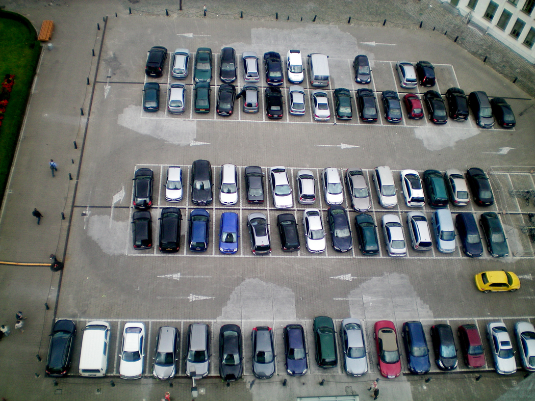 Fotografía: coches en un parking para hacer operaciones | Recurso educativo 49194