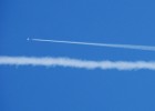 Fotografia: l'estela d'un avió com exemple de línia recta | Recurso educativo 680608
