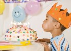 Boy blowing the candles of a cake | Recurso educativo 769341